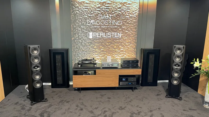Perlisten kule hoparlörler ve Dan D’Agostino elektroniklerle kurulmuş stereo dinleme odası